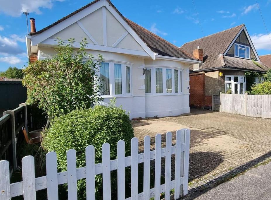 Cosy Bournemouth Bungalow Ferndown Buitenkant foto